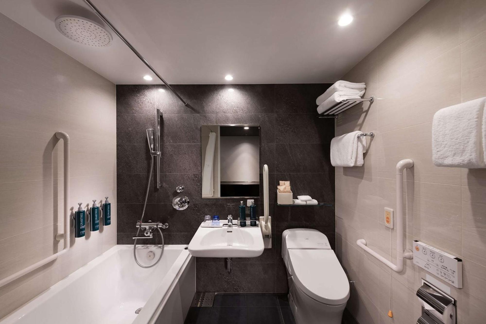 Готель Doubletree By Hilton Tokyo Ariake Екстер'єр фото