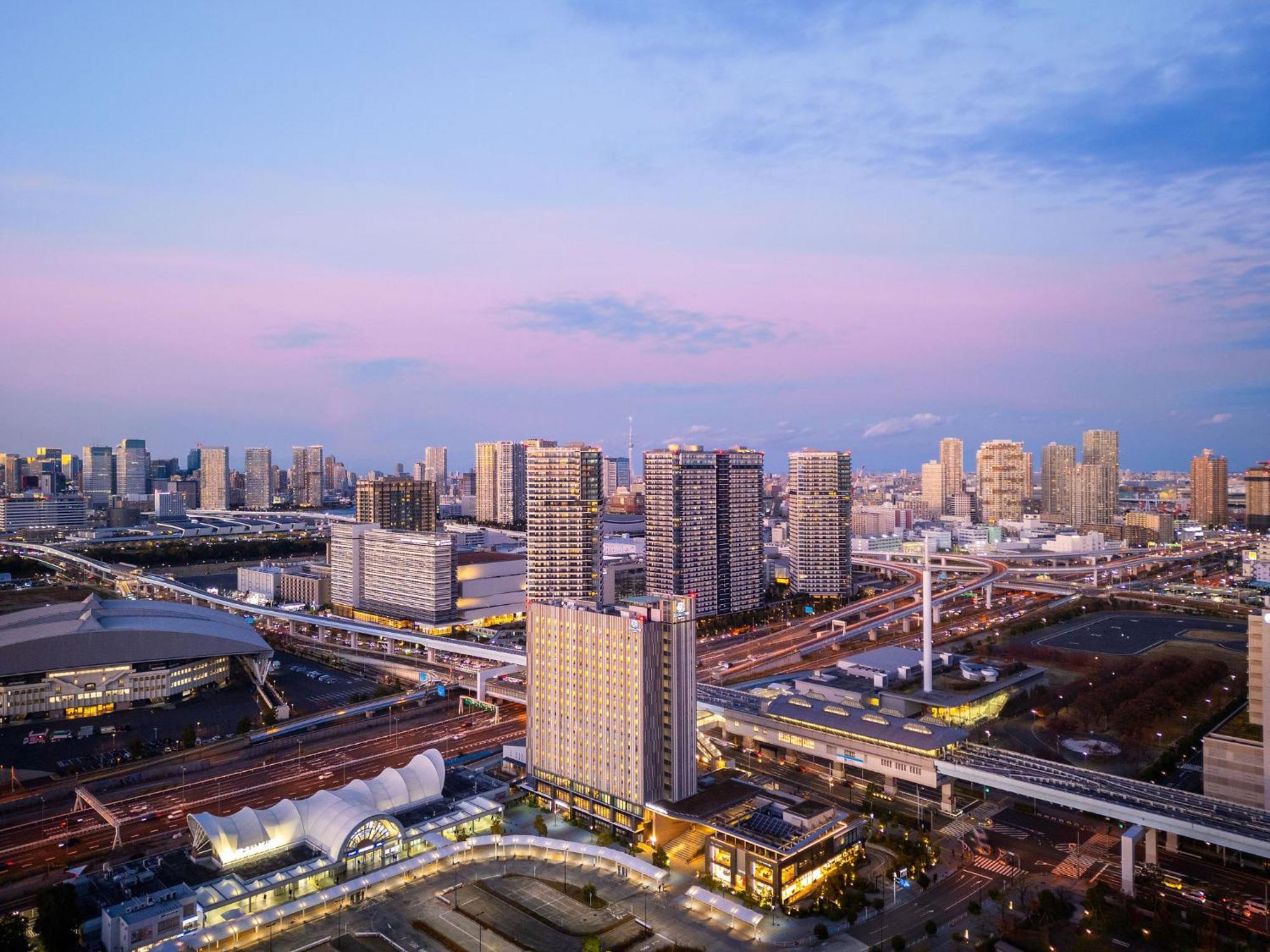 Готель Doubletree By Hilton Tokyo Ariake Екстер'єр фото