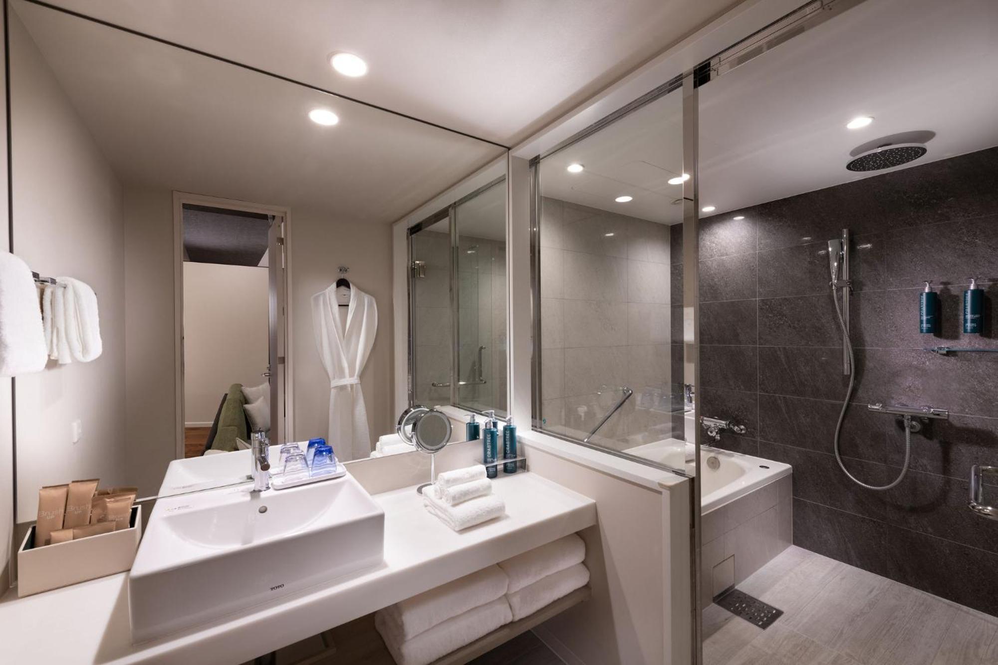 Готель Doubletree By Hilton Tokyo Ariake Екстер'єр фото