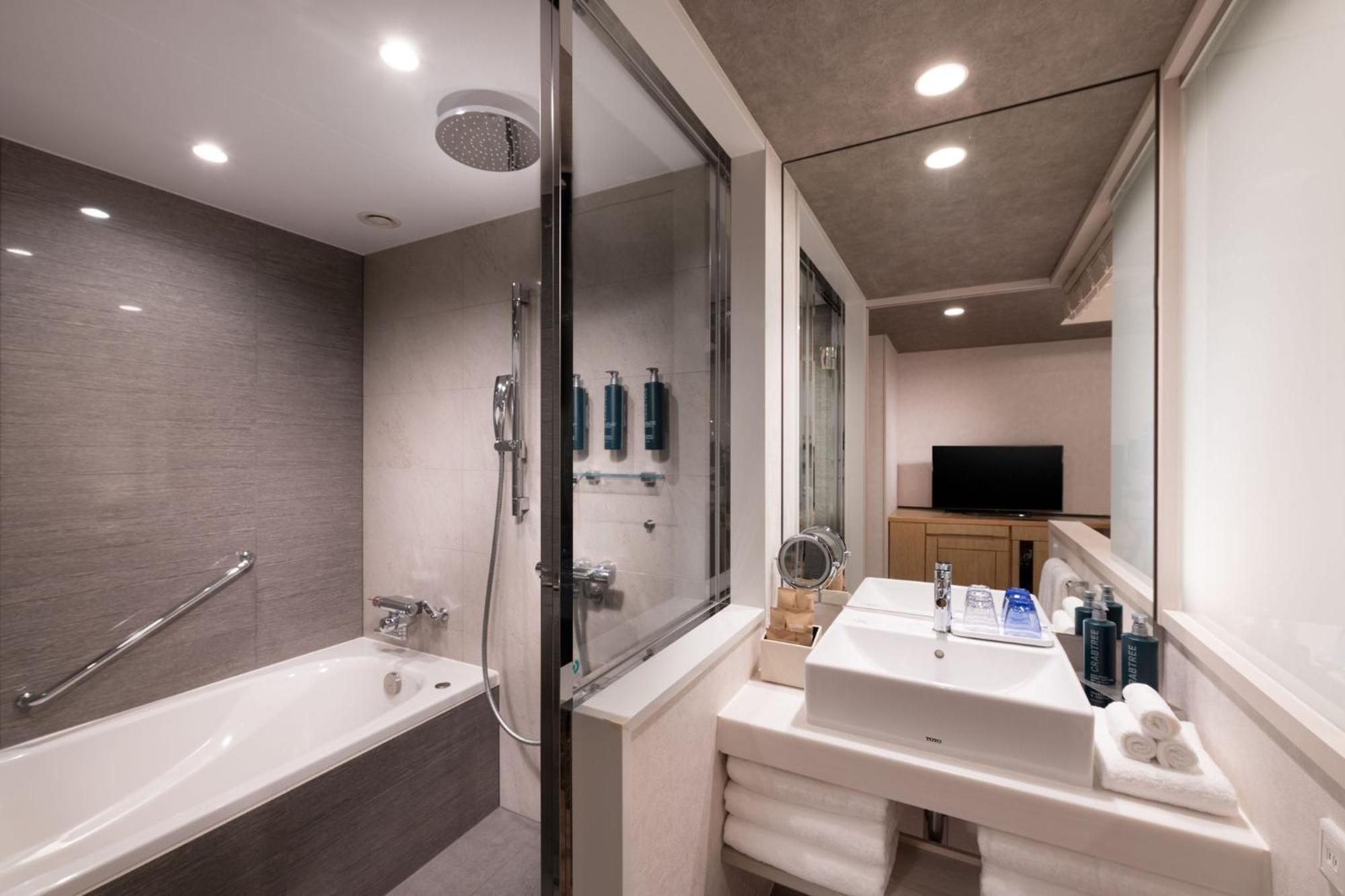 Готель Doubletree By Hilton Tokyo Ariake Екстер'єр фото